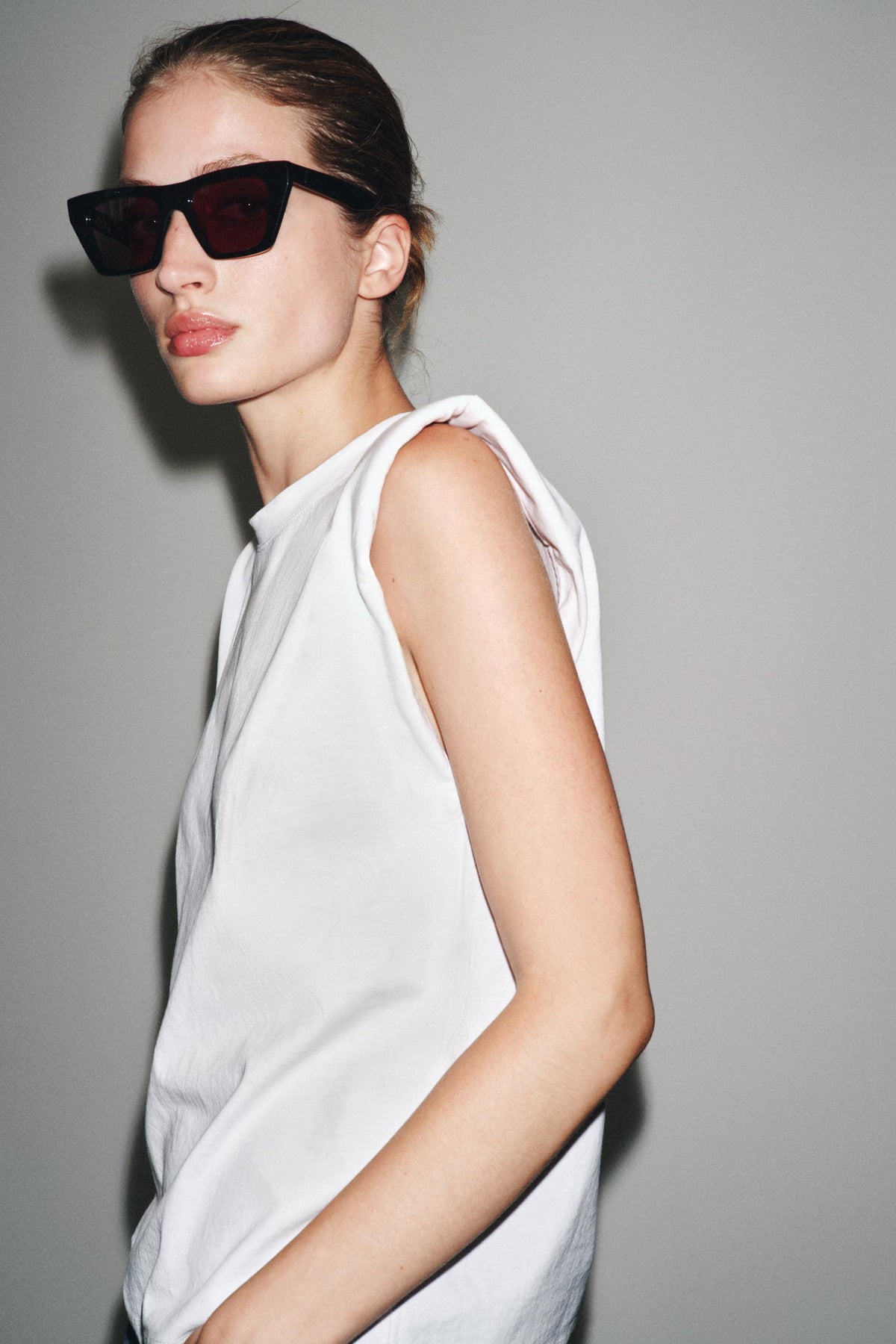 Sleeveless shoulder pad shirt