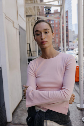 Flared sleeve rib t-shirt.