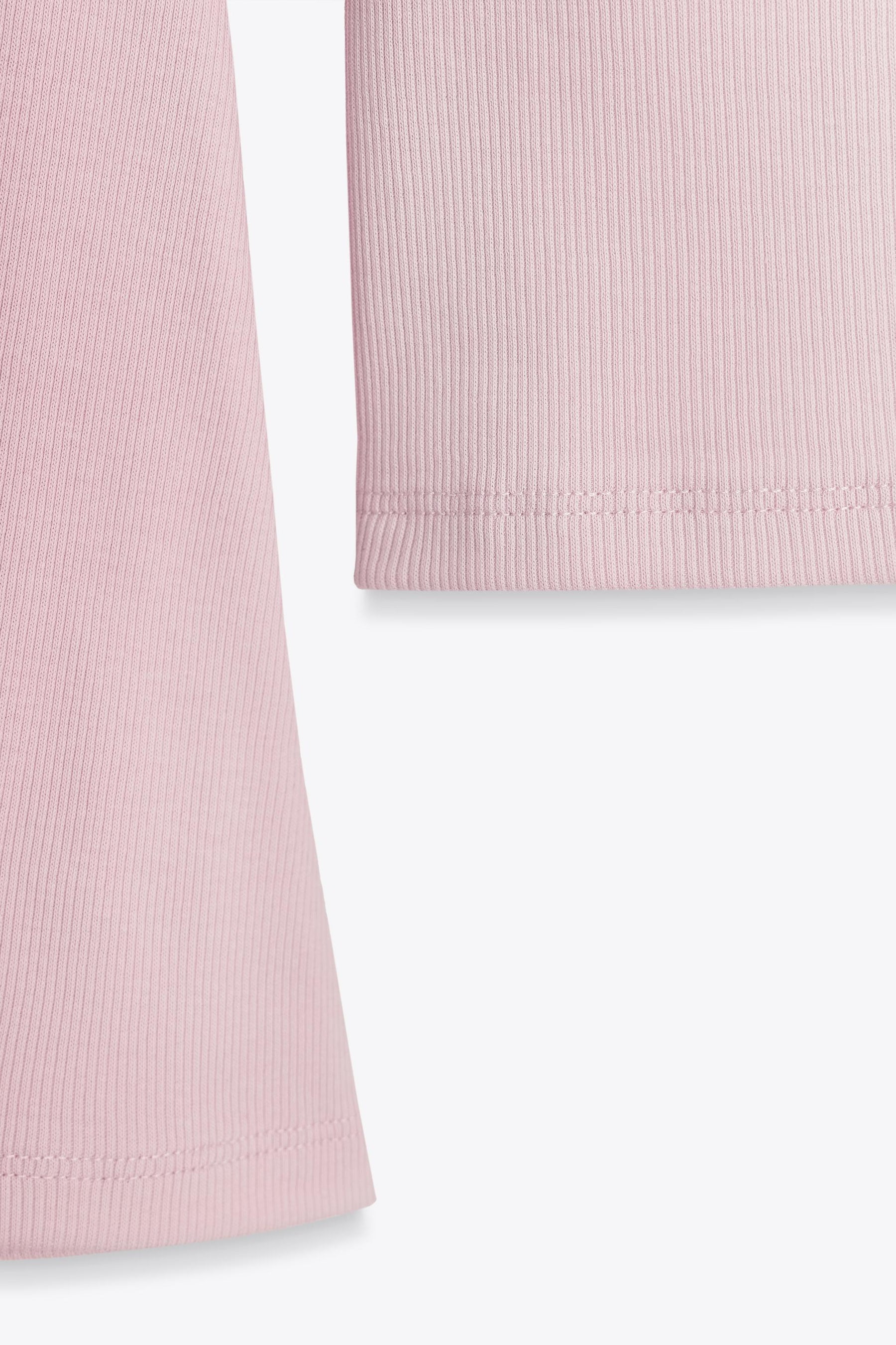 Flared sleeve rib t-shirt.