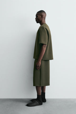 NEOPRENE-EFFECT BERMUDA SHORTS WITH DARTS - Image 4