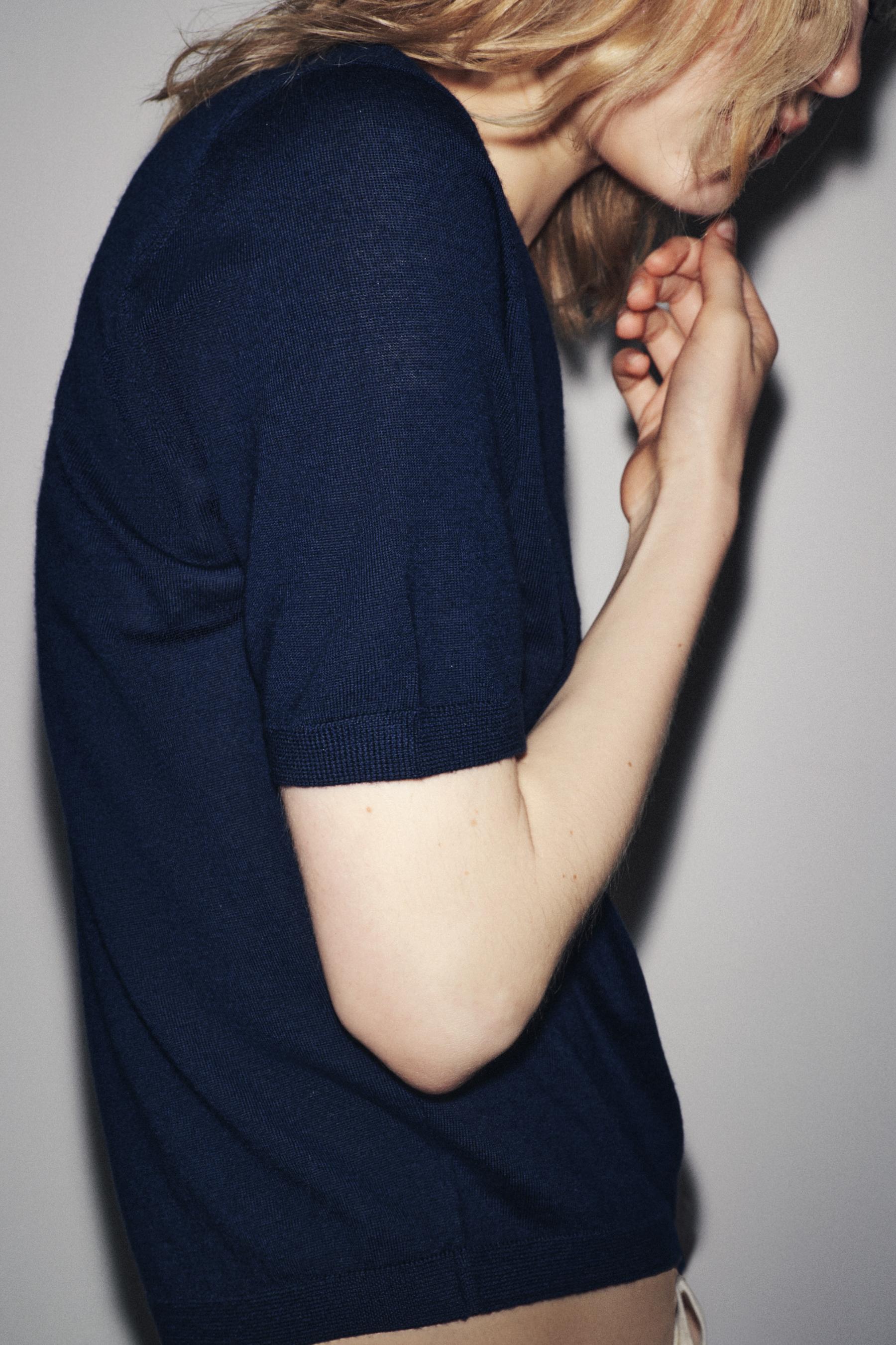 100% EXTRA FINE WOOL SHORT SLEEVE CARDIGAN - Image 4