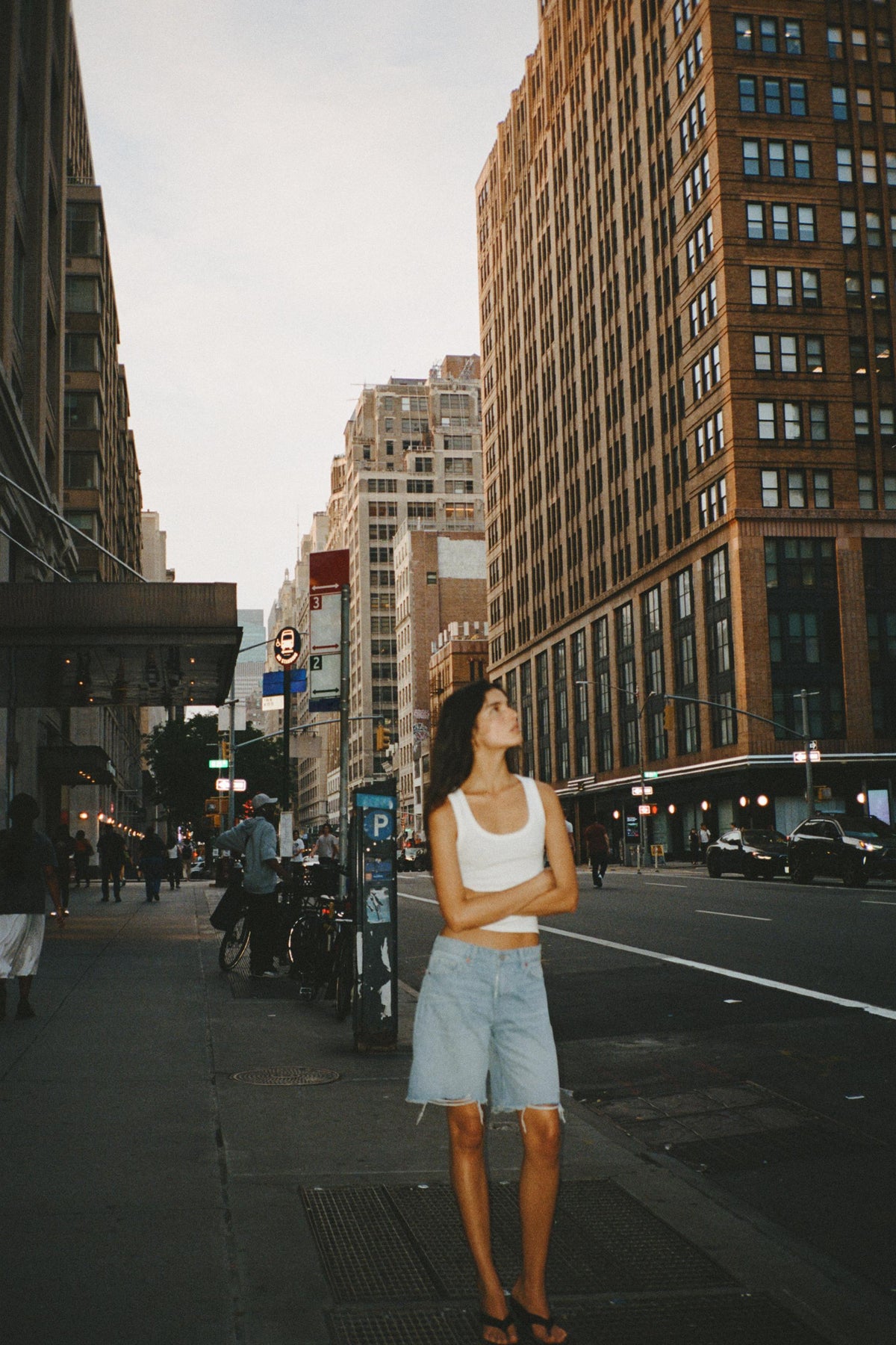 Mid-waist denim shorts