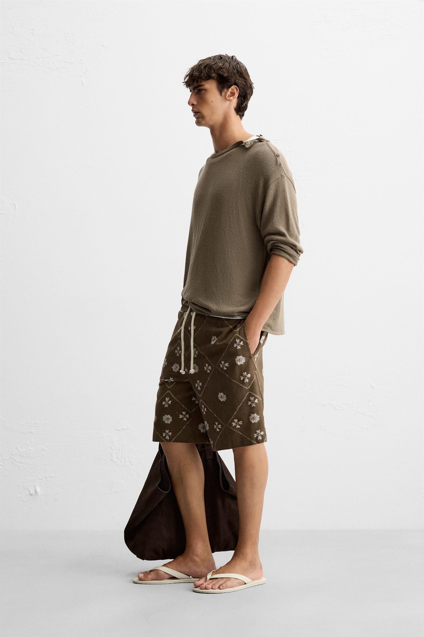 CONTRAST PRINT BERMUDA SHORTS - Image 4