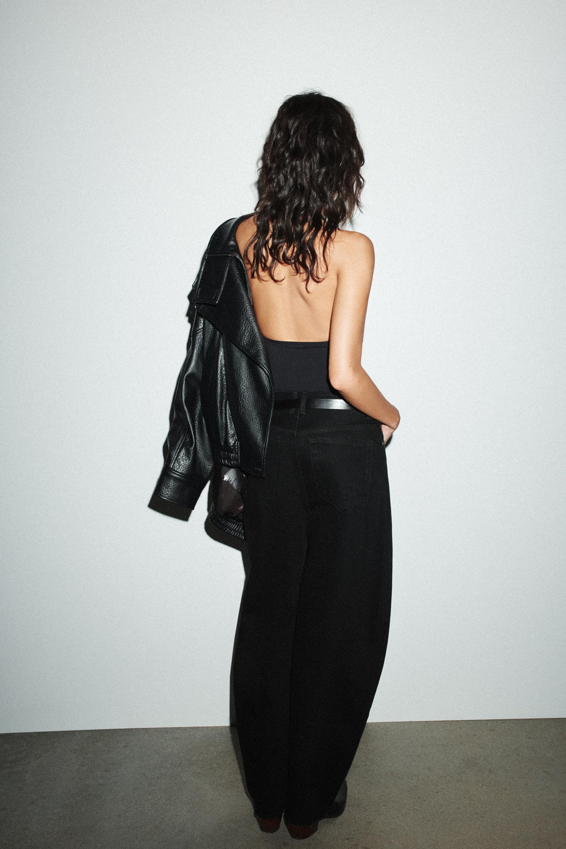 SEAMLESS HALTER BODYSUIT