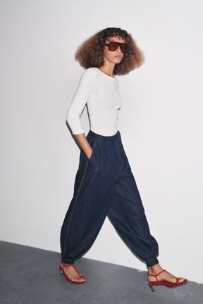 Cotton boat neck shirt.