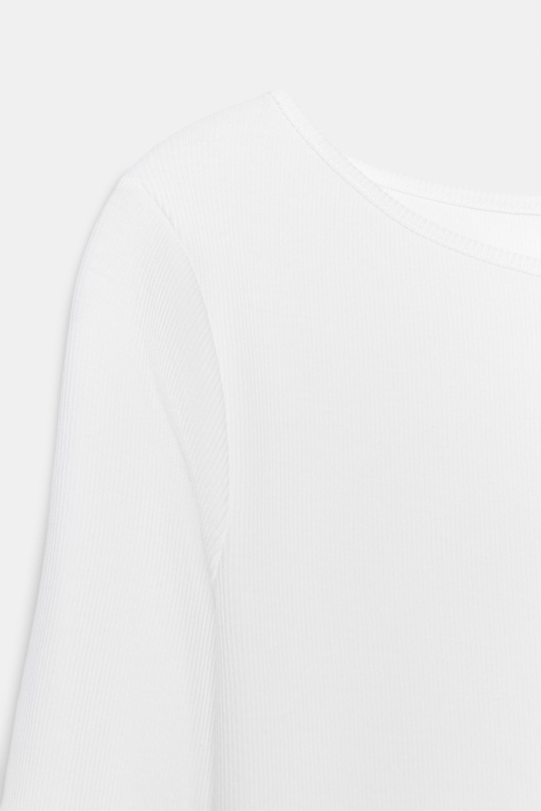 Cotton boat neck shirt.