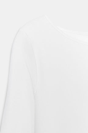 Cotton boat neck shirt.