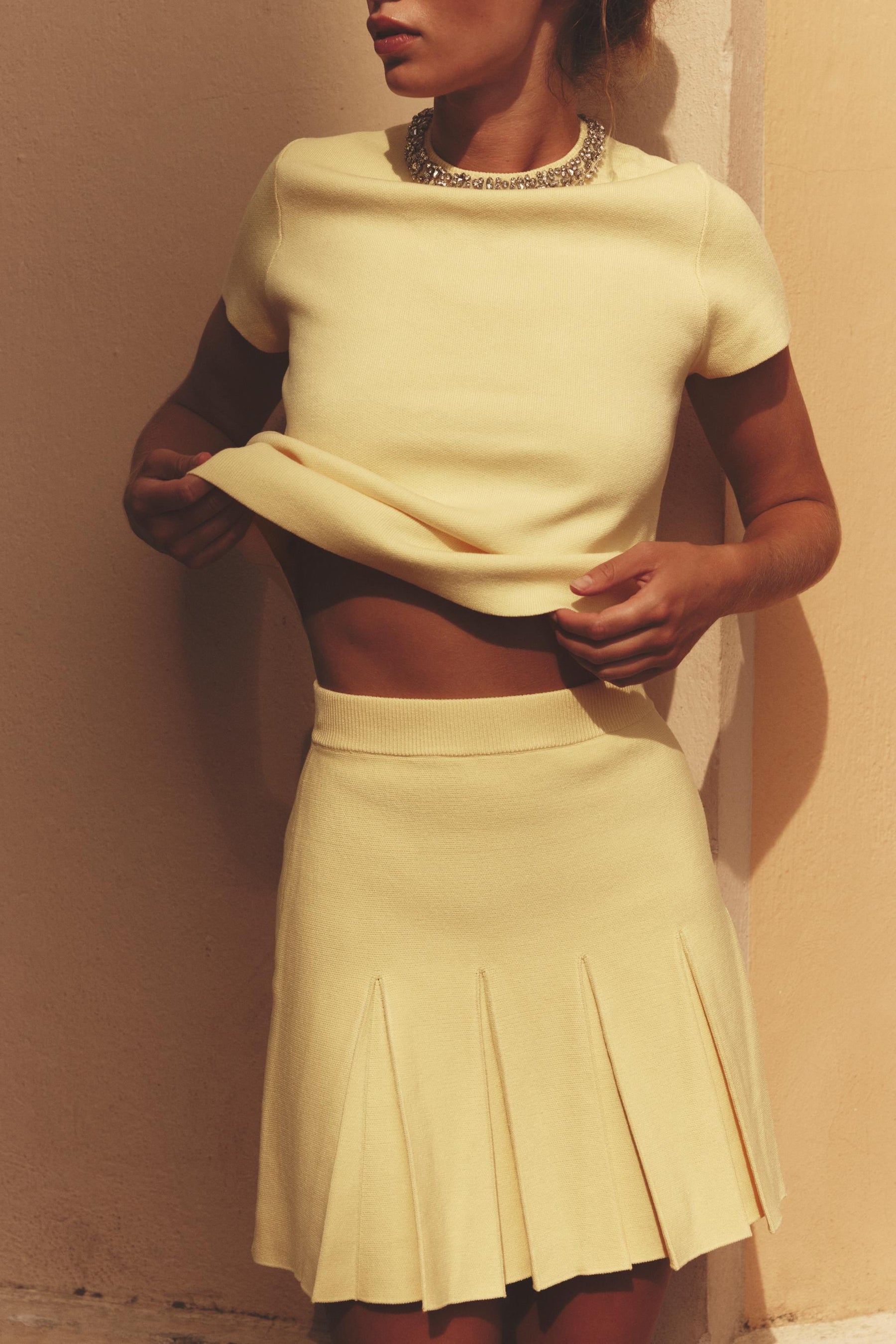 PLEATED KNIT MINI SKIRT - Image 2