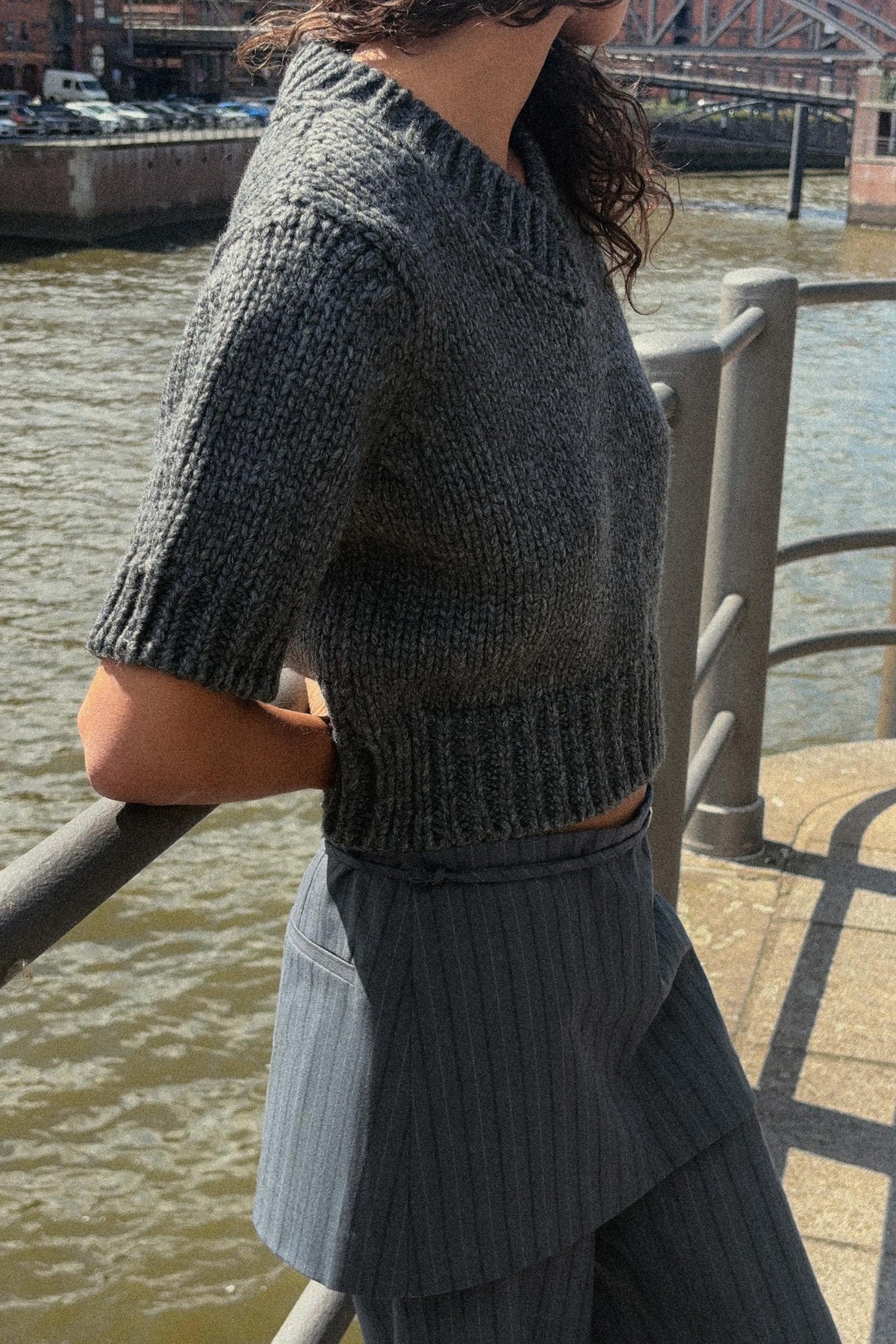 CROPPED V-NECK JUMPER