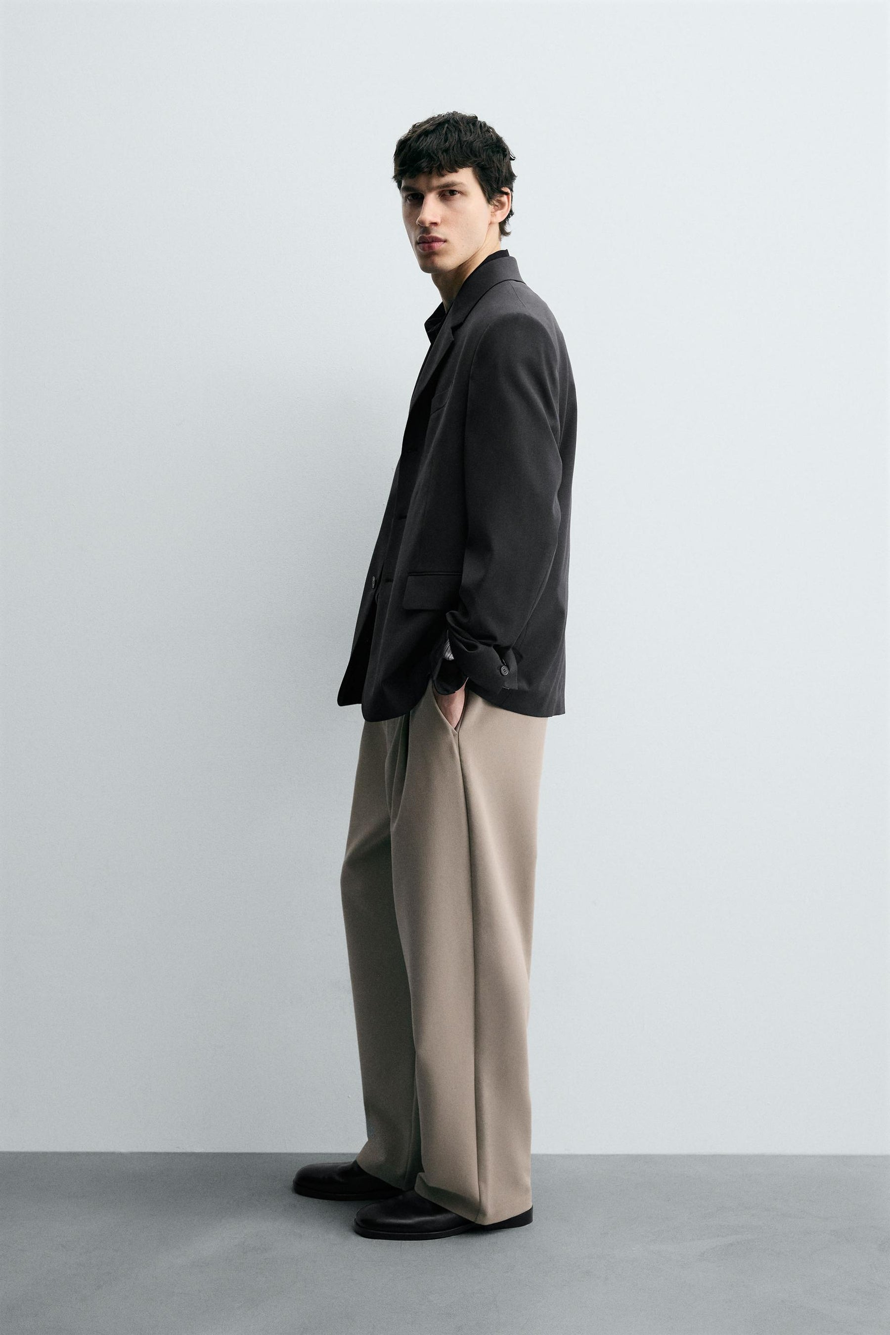 RELAXED FIT PLEATED TROUSERS - Image 4