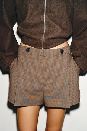 Pleated button shorts