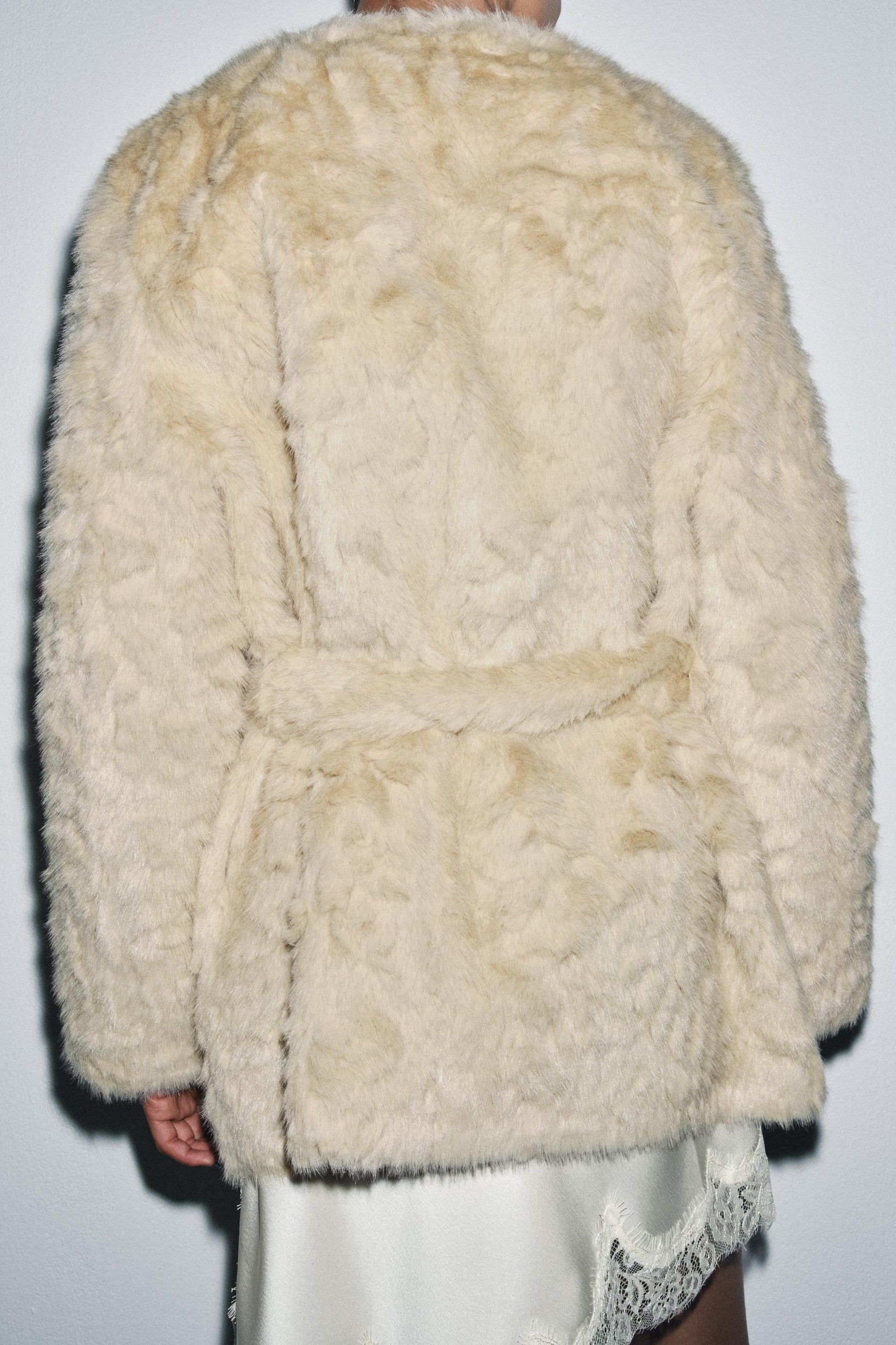 FAUX FUR COAT WITH BELT ZW COLLECTION - Image 4