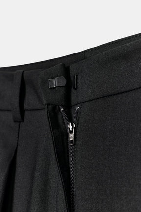 Straight-leg trousers with belt.