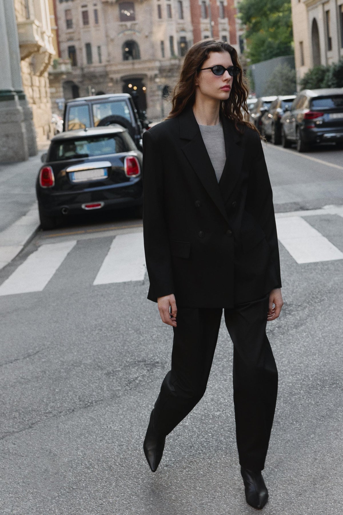 Straight-leg trousers with belt.