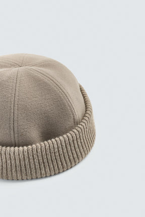CONTRAST SHORT BEANIE - Image 5