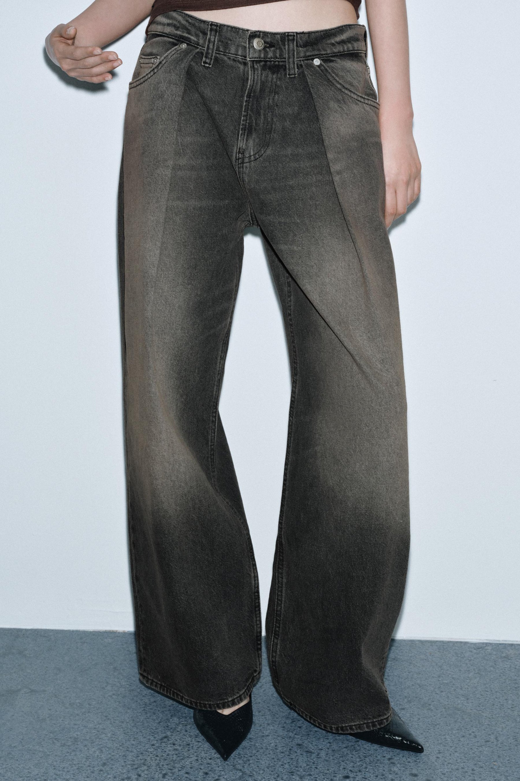 Wide-leg mid-waist jeans