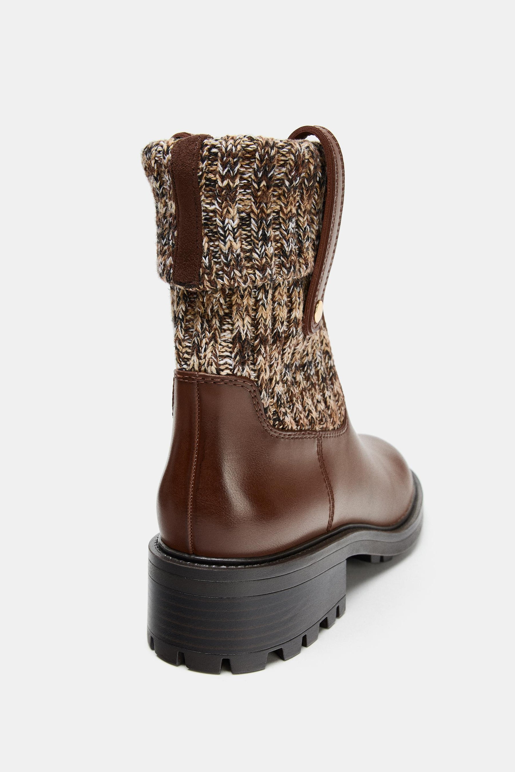 Ankle boots, flat sock.