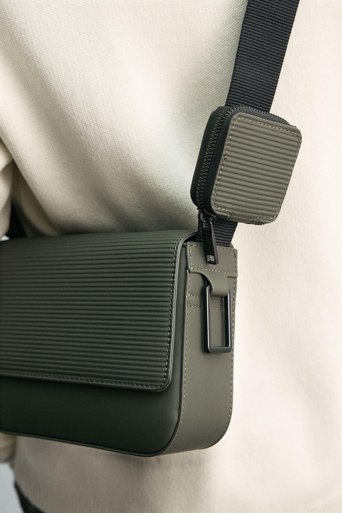 RUBBERISED TEXTURED CROSSBODY BAG - Image 2