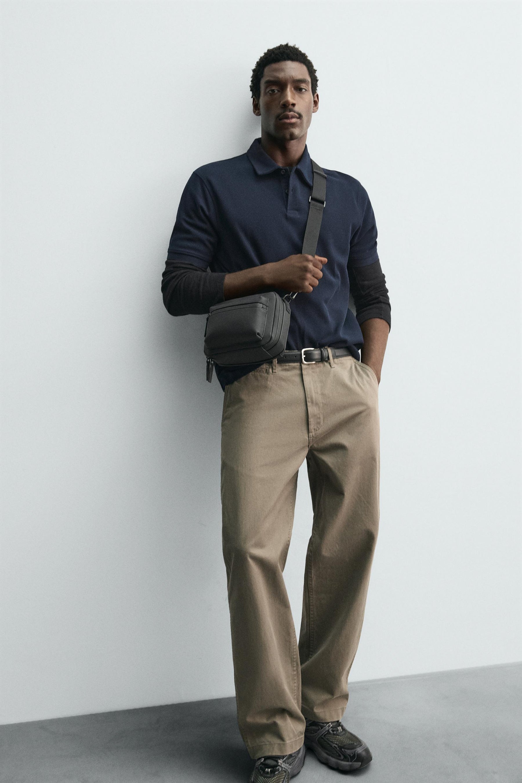 RUBBERISED TEXTURED CROSSBODY BAG - Image 3