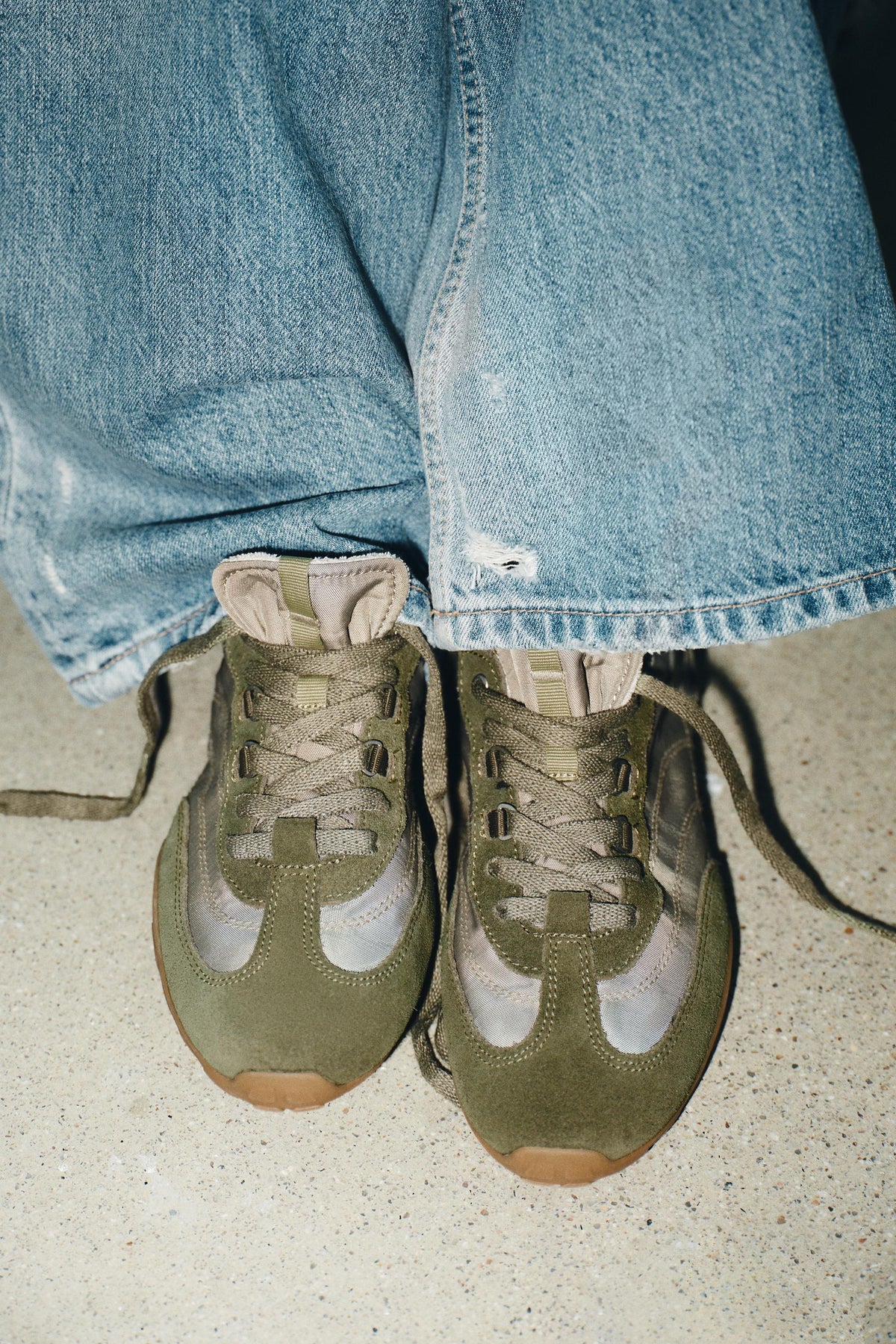 CONTRAST RUNNING SNEAKERS